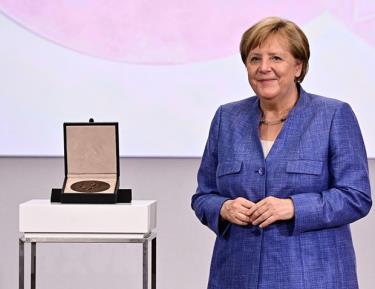 Thủ tướng Đức Angela Merkel nhận Huy chương khoa học Harnack tại Berlin, Đức, ngày 29/6/2021.