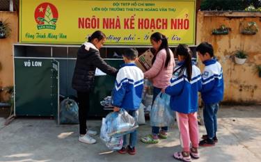 Dao Tuan Dung, a student of Nguyen Thai Hoc primary school in Yen Bai city receives an award at a painting contest.