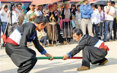 Phong trào TDTT ở huyện Trạm Tấu phát triển mạnh tại các địa phương. Trong ảnh: Người dân xã Trạm Tấu (Trạm Tấu) thi đẩy gậy trong các dịp lễ hội.