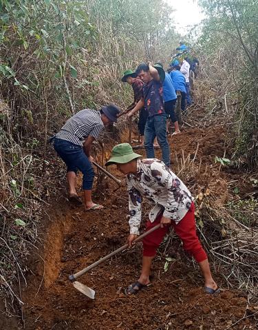 Đoàn viên thanh niên huyện Mù Cang Chải tham gia mở mới 4,5 km đường từ bản Tà Ghênh đến bản Trống Khua, xã Lao Chải trong Tháng Thanh niên.