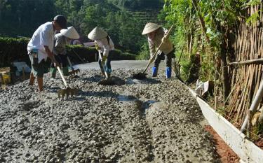 Nhân dân xã Bình Thuận, huyện Văn Chấn bê tông hóa đường giao thông nông thôn.