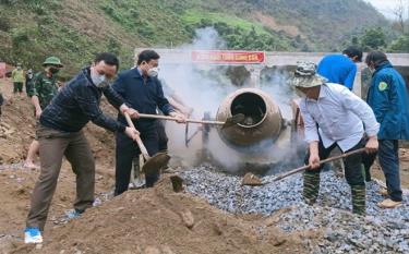 Lãnh đạo huyện Trạm Tấu tham gia “Ngày thứ Bảy cùng dân”.