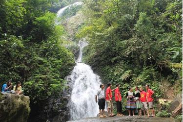 Dưới chân thác Suối Tiên (Khu Bảo tồn thiên nhiên Nà Hẩu, Văn Yên). (Ảnh: Trang Nguyễn)