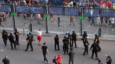 Tình trạng lộn xộn xảy ra bên ngoài sân Stade de France ngay trước thời điểm diễn ra trận chung kết khiến nhiều cổ động viên của Liverpool có vé nhưng không thể vào sân.