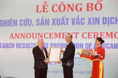 Đại diện Công ty Navetco nhận giấy chứng nhận lưu hành vaccine phòng dịch tả lợn châu Phi.