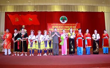 Đồng chí Hoàng Đức Quế - Trưởng Ban đại diện Hội NCT tỉnh tặng hoa CLB Nghệ thuật Hoa tây bắc.