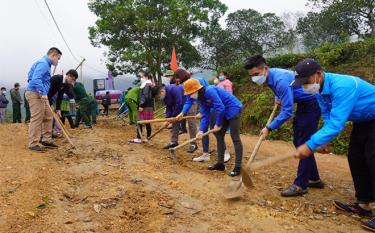 Tuổi trẻ Văn Chấn tích cực tham gia các hoạt động tình nguyện làm đường giao thông nông thôn.