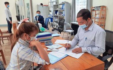 Cán bộ Bộ phận Phục vụ hành chính công xã Khánh Hòa, huyện Lục Yên giải quyết thủ tục hành chính cho người dân.