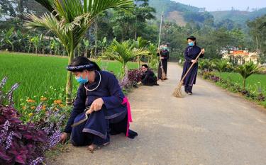 Định kỳ 1 tháng 2 lần, hội viên phụ nữ thôn Bản Chao, xã Việt Hồng, huyện Trấn Yên vệ sinh đường làng, ngõ xóm tạo cảnh quan môi trường xanh, sạch, đẹp.