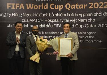 Ông Cao Văn Chóng, Phó chủ tịch VFF; ông Imran Patel, Giám đốc Kinh doanh và Đối ngoại MATCH Hospitality và ông Nguyễn Quang Bàng, Tổng giám đốc Công ty Hồng Ngọc Hà (từ trái qua)