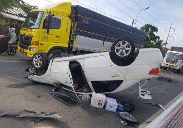 Xe ô tô tông vào dải phân cách rồi lật ngửa trên quốc lộ 1.