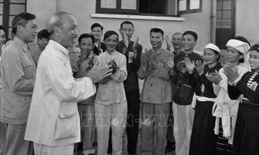 Chủ tịch Hồ Chí Minh gặp mặt thân mật các đại biểu dự Đại hội liên hoan Anh hùng, Chiến sĩ thi đua ngành nông nghiệp và đổi công toàn quốc tại Hà Nội ngày 23-5-1957. Ảnh: TTXVN
