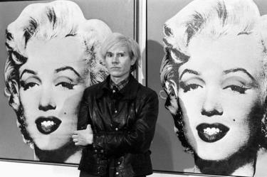 Nghệ sĩ Andy Warhol cùng các tác phẩm về Marilyn Monroe - biểu tượng sắc đẹp của Hollywood thế 20. Ảnh: The Guardian.