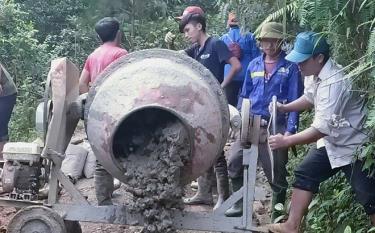Đoàn viên, thanh niên xã Dế Xu Phình tham gia bê tông hóa 1,1 km đường giao thông nông thôn “Con đường em đến trường” tại bản Dế Xu Phình.