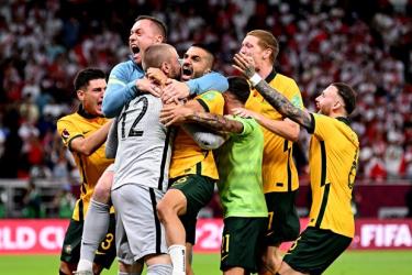 Australia ăn mừng sau khi giành vé dự World Cup.