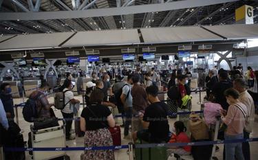 Du khách xếp hàng tại sân bay Suvarnabhumi dafabet Thái Lan ngày 9-6.