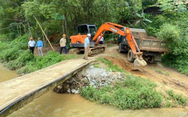 Các đơn vị thi công công trình cầu suối Phình, xã Ngọc Chấn, huyện Yên Bình.