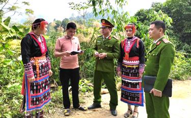 Cán bộ, chiến sĩ Công an xã Ngòi A, huyện Văn Yên vận động người dân tích cực tham gia Phong trào “Toàn dân bảo vệ an ninh Tổ Quốc”.