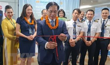 Bộ trưởng Ngoại giao Bùi Thanh Sơn cắt băng khánh thành đường bay thẳng của Vietnam Airlines chặng Hà Nội-New Delhi.