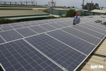 Một hệ thống điện mặt trời tự dùng, lắp trên mái nhà xưởng tại TP.HCM.