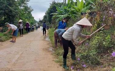 Hội viên Hội Nông dân xã Yên Phú tham gia vệ sinh làm sạch tuyến đường giao thông nông thôn trên địa bàn xã.