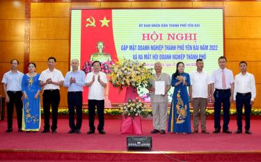 Leaders of Yen Bai city and the Business Association of Yen Bai province present flowers to congratulate the Business Association of Yen Bai city.