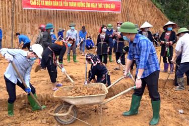 “Ngày cuối tuần cùng dân” được tổ chức đã phát huy hiệu quả tích cực trong thực hiện công tác dân vận, tăng cường sự gắn kết giữa cán bộ với nhân dân, góp phần xây dựng Đảng bộ Yên Bình vững mạnh.
Trong ảnh: Đồng chí Đỗ Đức Duy - Ủy viên Ban Chấp hành Trung Ương Đảng, Bí thư Tỉnh ủy cùng lãnh đạo huyện Yên Bình tham gia lao động trong 