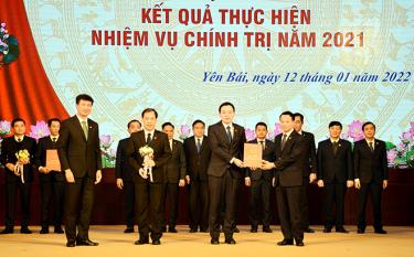 Đồng chí Bí thư Tỉnh ủy Đỗ Đức Duy và Chủ tịch UBND tỉnh Trần Huy Tuấn trao thưởng cho huyện Yên Bình - địa phương đạt mức cao nhất trong thưc hiện nhiệm vụ chính trị năm 2021.