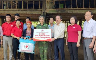 Đồng chí Tạ Văn Long - Phó Bí thư Thường trực Tỉnh ủy, Chủ tịch HĐND tỉnh cùng đoàn công tác trao hỗ trợ làm nhà ở cho gia đình ông Lý Văn Tình.