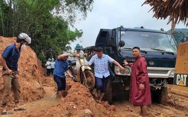 Xã Tân Lập tổ chức ứng trực, hỗ trợ người dân đi lại vào những ngày mưa.