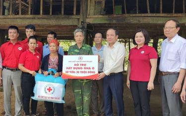 Đồng chí Tạ Văn Long - Phó Bí thư Thường trực Tỉnh ủy, Chủ tịch HĐND tỉnh trao hỗ trợ tiền làm nhà cho hộ gia đình nghèo có hoàn cảnh khó khăn tại xã Tân Nguyên, huyện Yên Bình (tháng 6/2022)