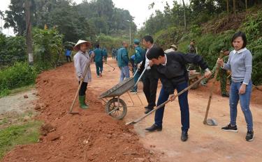 Cán bộ, đảng viên, công chức xã Âu Lâu tham gia lao động cộng sản đắp lề đường giao thông ở thôn Nước Mát.