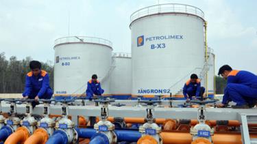 Việc xóa bỏ thuế nhập khẩu xăng dầu trong ASEAN sẽ khiến giá xăng dầu trong nước có cơ hội giảm. (Ảnh minh họa: KT)