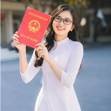 Cô giáo trẻ Phan Ngọc Linh và nét chữ đẹp đến khó tin.