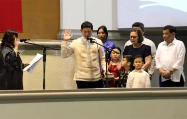 Sebastian “Baste” Duterte (áo trắng, giữa) tuyên thệ nhậm chức Thị trưởng Davao hôm 27/6 trước sự chứng kiến của các thành viên gia đình, bao gồm cả Tổng thống Rodrigo Duterte (ngoài cùng bên phải).