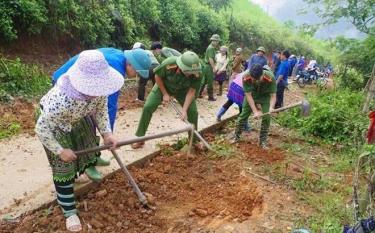 Đoàn viên thanh niên xã Pá Lau và Công an huyện Trạm Tấu tham gia tu sửa đường giao thông nông thôn cùng nhân dân xã Pá Lau.