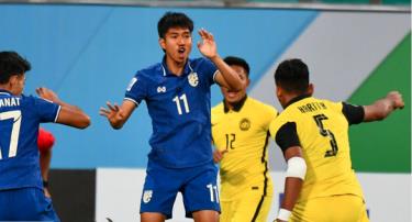 U23 Thái Lan (áo xanh) trong trận đấu với U23 Malaysia - Ảnh: AFC