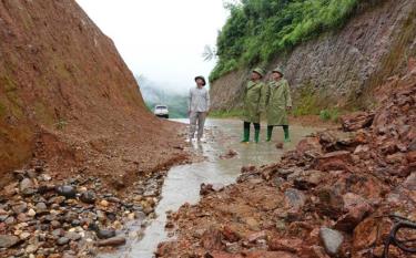 Lãnh đạo huyện Lục Yên kiểm tra các điểm sạt lở ta luy trên các tuyến đường giao thông trên địa bàn huyện.(Ảnh: Khắc Điệp - Duy Khánh)