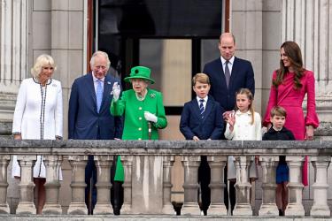 Nữ hoàng Anh Elizabeth II (trang phục xanh lá cây) xuất hiện trên ban công Cung điện Buckingham, London, Anh, ngày 5/6.