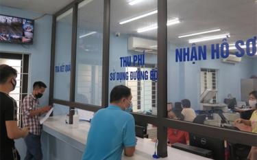 Làm thủ tục, nhận kết quả kiểm định xe ô tô tại Trung tâm Đăng kiểm xe cơ giới 29-02V Hà Nội.