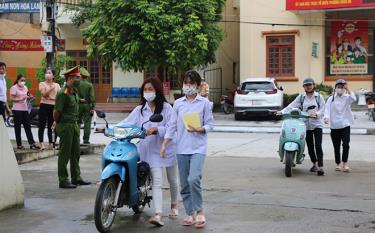 Các thí sinh điểm Trường THPT Lý Thường Kiệt đến từ rất sớm trước giờ thi ngày đầu tiên.