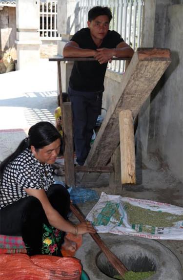 A family in Cao Pha commune is making com (young sticky rice).