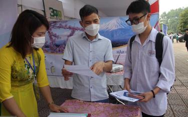 Employees get information about the Republic of Korea’s labour market.
