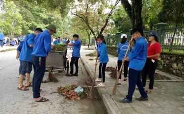 Tuổi trẻ huyện Lục Yên tham gia vệ sinh môi trường.