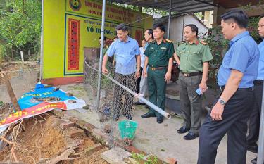 Đoàn kiểm tra PCTT-TKCN tỉnh Yên Bái kiểm tra khu sạt lở bờ sông Hồng tại tổ dân phố số 5, thị trấn Cổ Phúc ngày 8/6/2022. (Ảnh: Thanh Hùng)