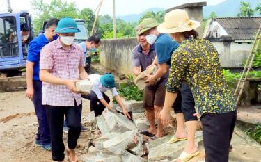 Các đồng chí lãnh đạo huyện Văn Yên trực tiếp cùng bà con tham gia phong trào 