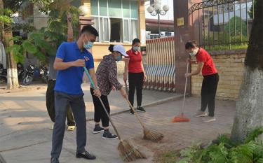 Đoàn viên thanh niên phường Đồng Tâm lao động vệ sinh môi trường trên tuyến đường Yên Ninh.
