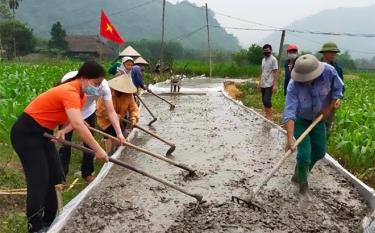 Nhân dân huyện Lục Yên bê tông hóa đường giao thông.