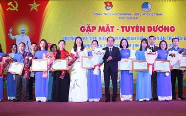 Đồng chí Tạ Văn Long - Phó Bí thư Thường trực Tỉnh ủy, Chủ tịch HĐND tỉnh cùng lãnh đạo Tỉnh đoàn trao bằng khen cho các trí thức trẻ tiêu biểu và thanh niên tiên tiến làm theo lời Bác.