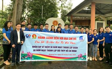 dafabet com chính trị tư tưởng cho đội ngũ ĐVTN và tập hợp lực lượng đấu tranh phản bác những quan điểm sai trái, thù địch, bảo vệ nền tảng tư tưởng của Đảng là nhiệm vụ quan trọng của các cấp bộ đoàn. Trong ảnh: Đoàn thanh niên Cộng sản Hồ Chí Minh Viện kiểm sát nhân dân tỉnh Yên Bái tham gia hành trình về địa chỉ đỏ nơi thành lập Đội du kích Cổ Văn, xã Mường Lai, huyện Lục Yên.